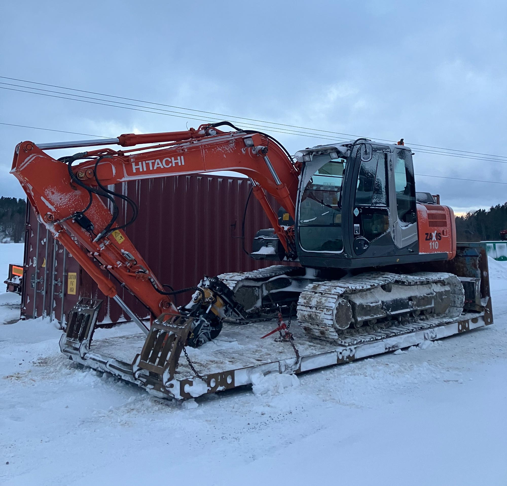 En grävmaskin på vintern